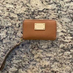 MICHAE KORS COATED LEATHER WRISTLET